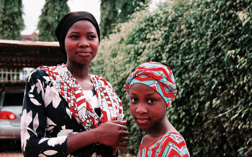Kleurrijke Afrikaanse moeder en dochter
