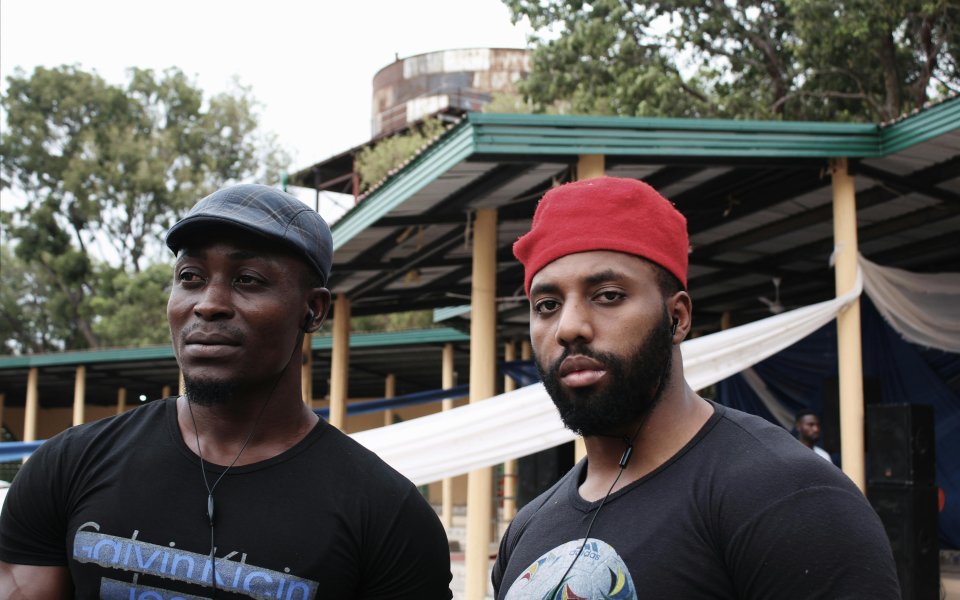 2 afrikaanse mannen in de stad