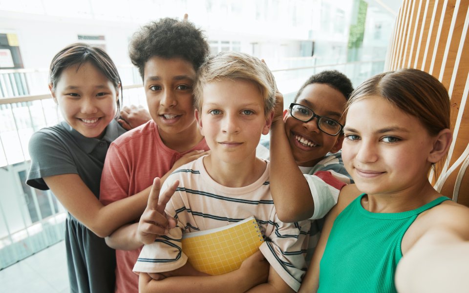 5 jongeren trekken een selfie