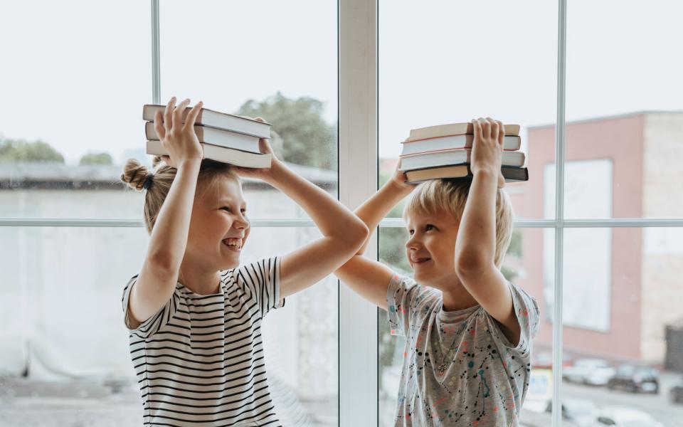 2 kinderen in schoolgang