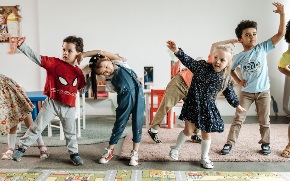 dansende kinderen in de opvang