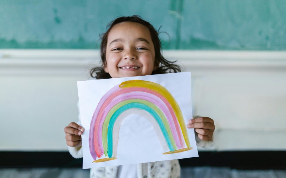 meisje met tekening regenboog