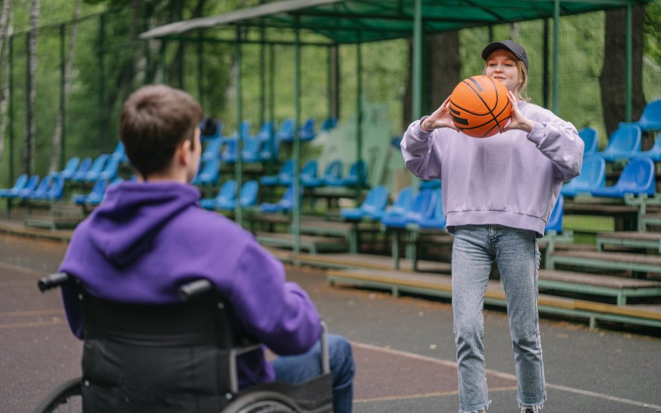 jongen in rolstoel basket