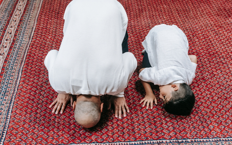 biddende vader en zoon