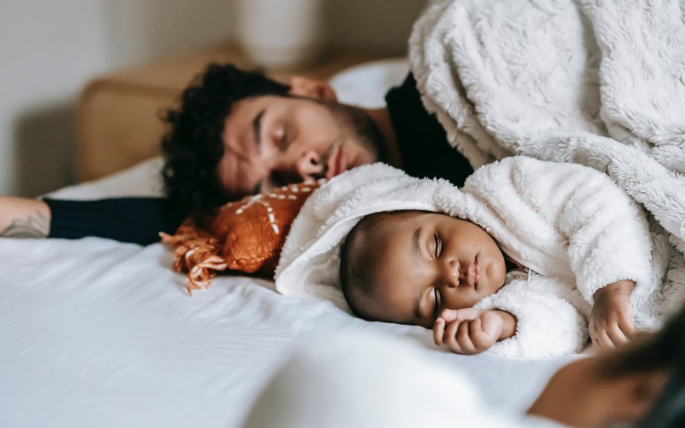vader en baby slapen allebei