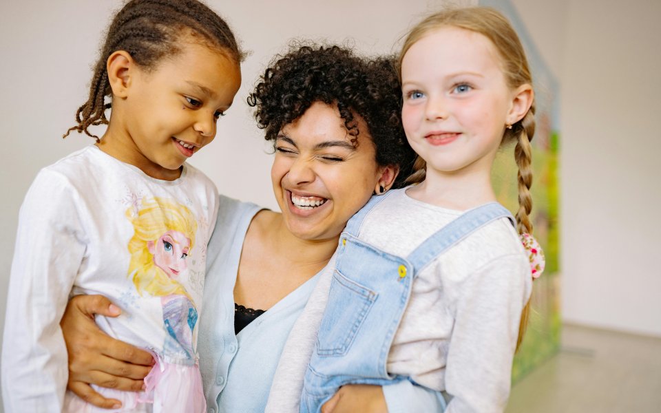 vrouw met 2 meisjes