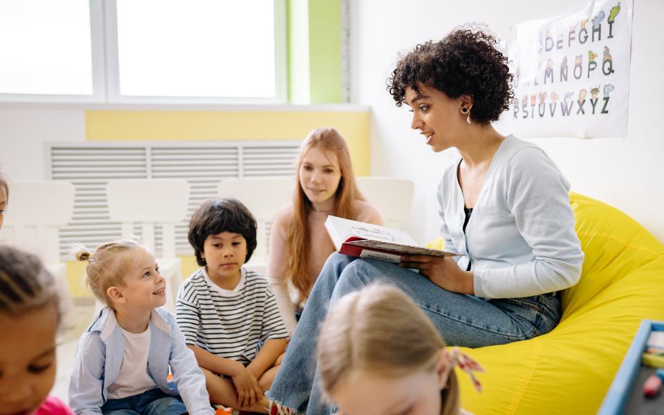 voorlezende moeder in klas