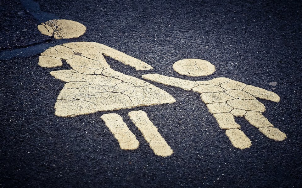 verkeersteken op straat: moeder met kind aan de hand
