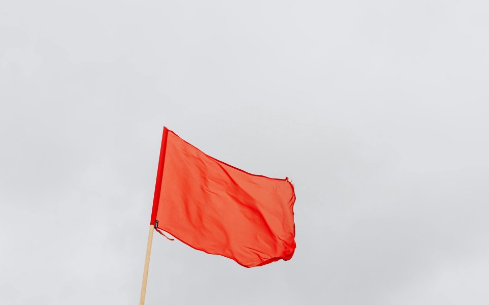 rode vlag tegen grijze lucht