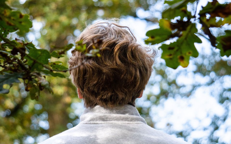 Rug van een jongeman in een park