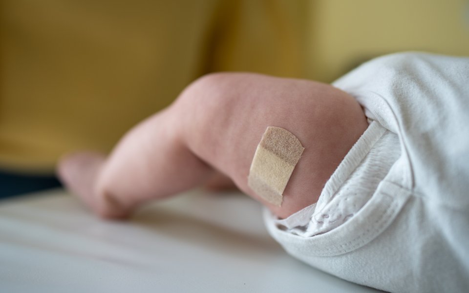 baby bil met pleister na vaccinatie