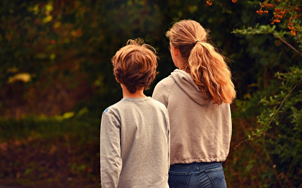 broer en zus - tieners - rugaanzicht