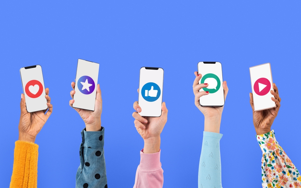 Handen steken smartphones met social media iconen omhoog