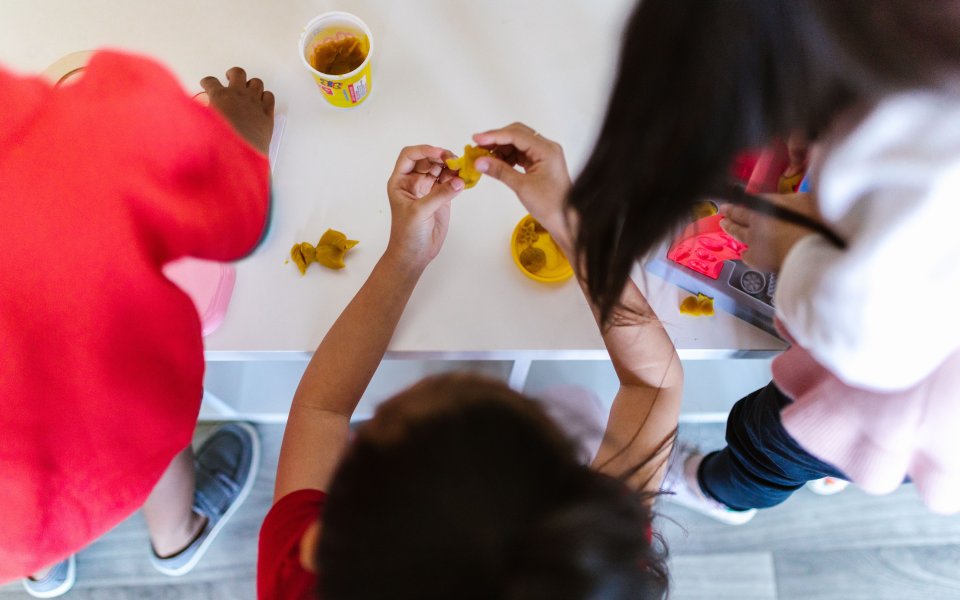 spelende kinderen bovenaanzicht