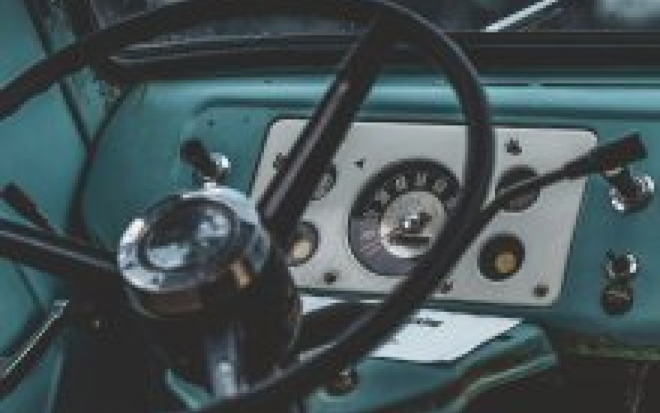 stuur en dashboard van een oude vrachtwagen