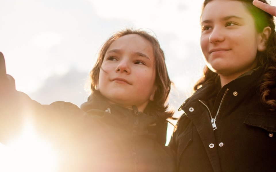 tienermeisjes nemen selfie met smartphone