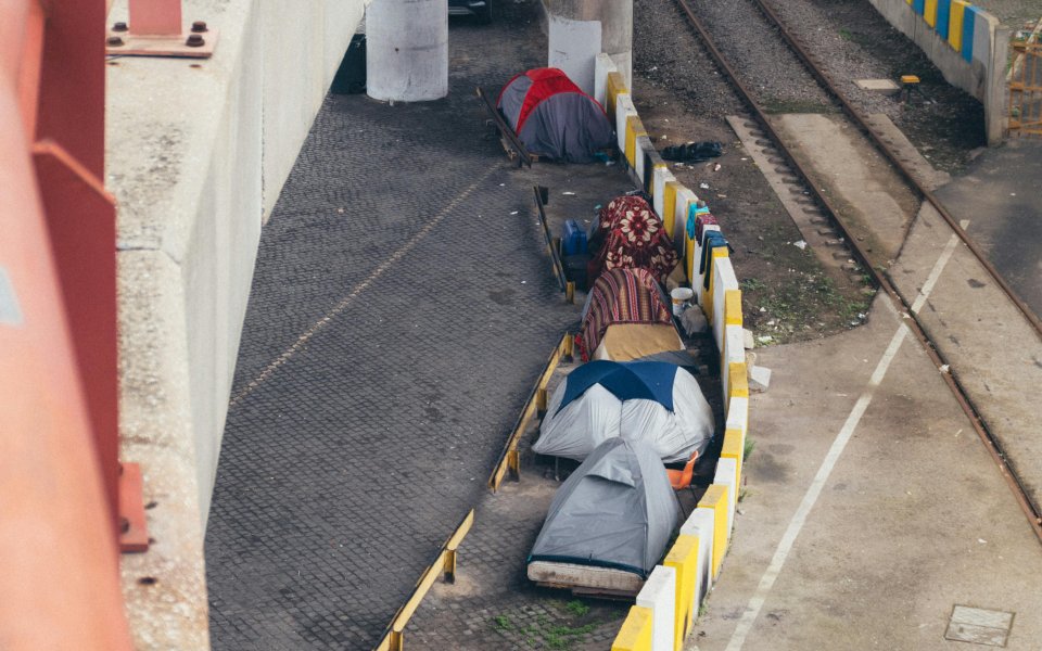 tentjes van daklozen onder een burg in brussel