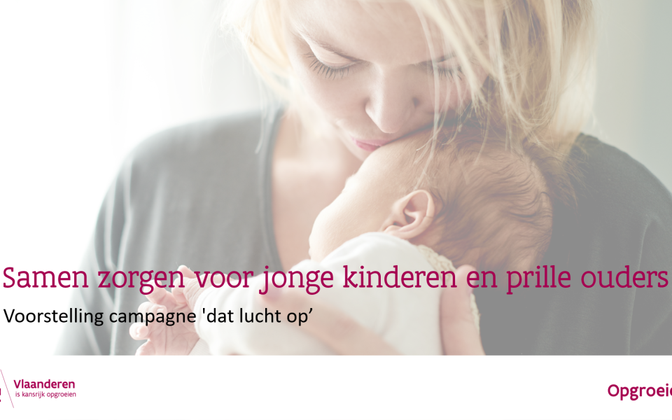 vrouw kust baby op voorhoofd