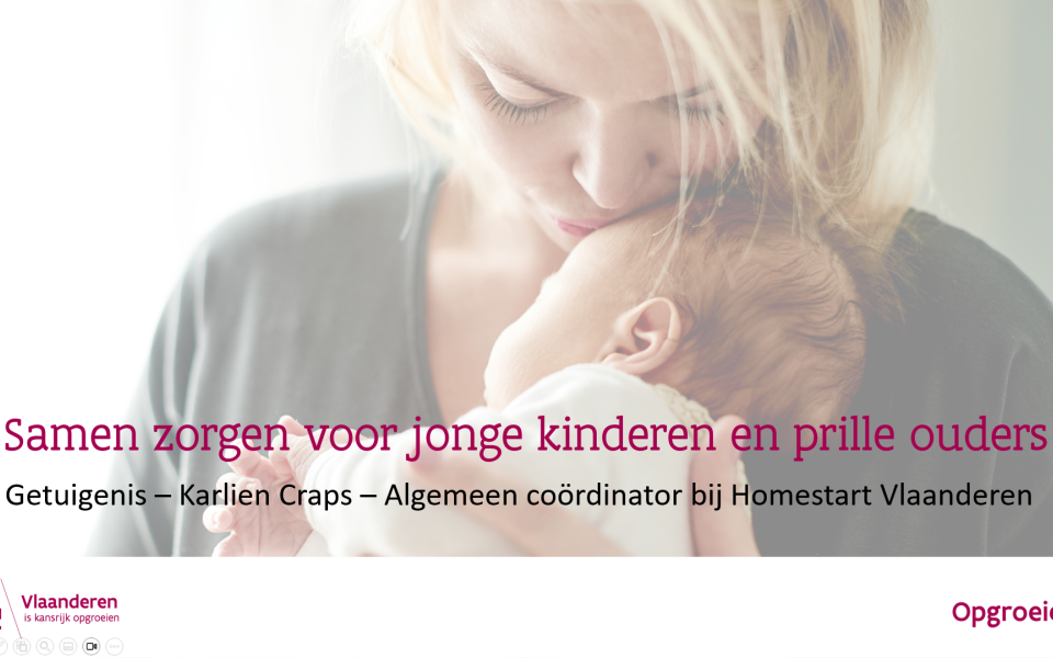 vrouw kust baby op voorhoofd
