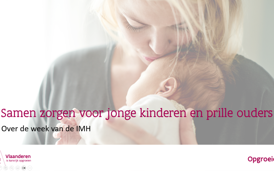 vrouw kust baby op voorhoofd
