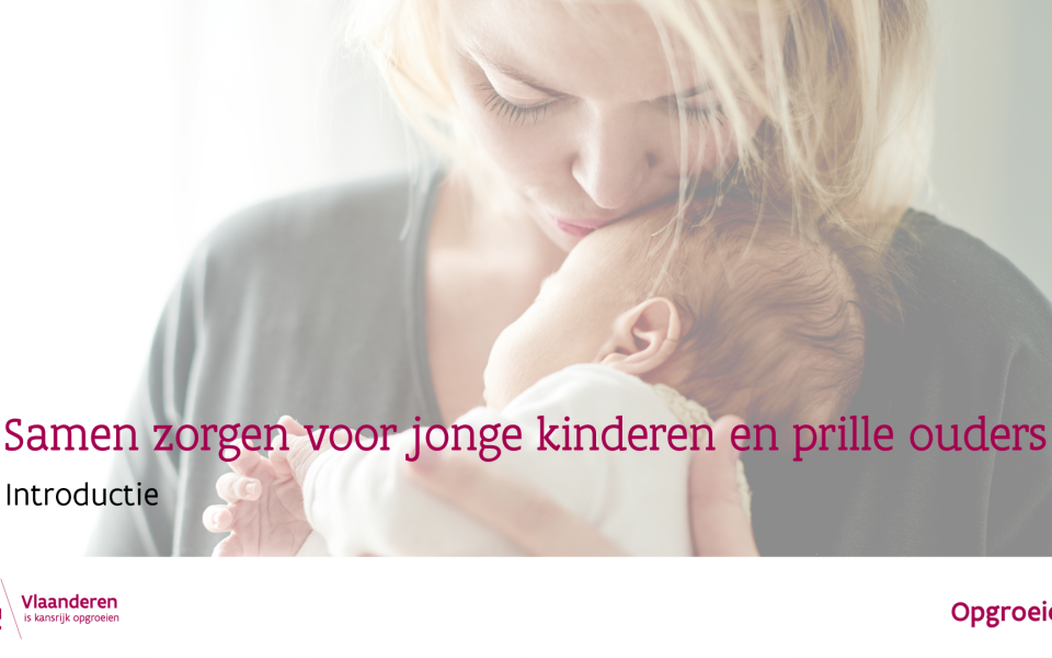 vrouw kust baby op voorhoofd