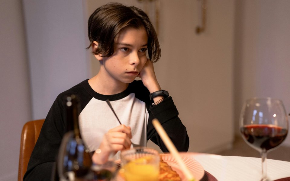 tiener-aan-tafel--kijkt-erg-ongelukkig