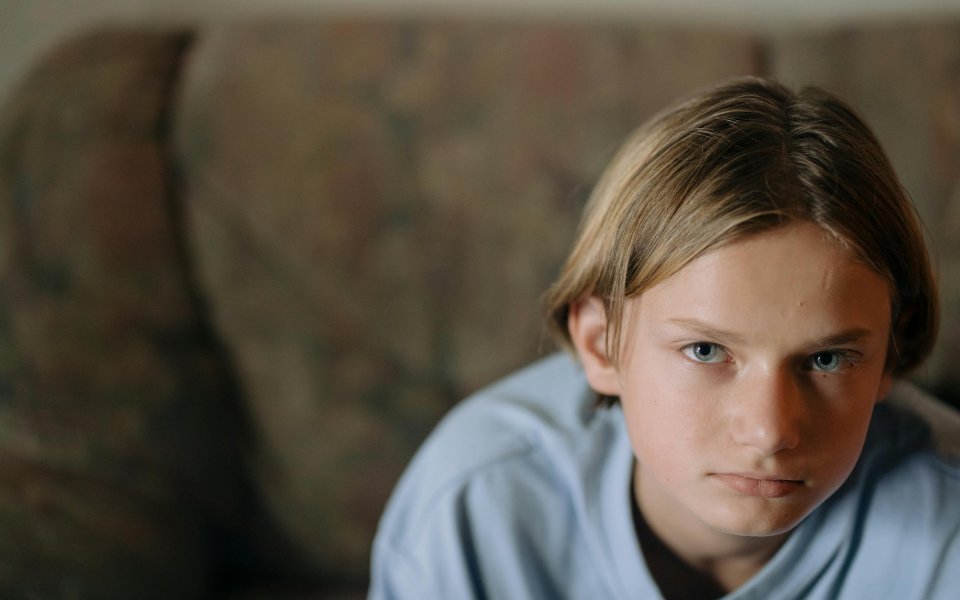 tiener-close-up--recht-in-de-lens-kijkend.