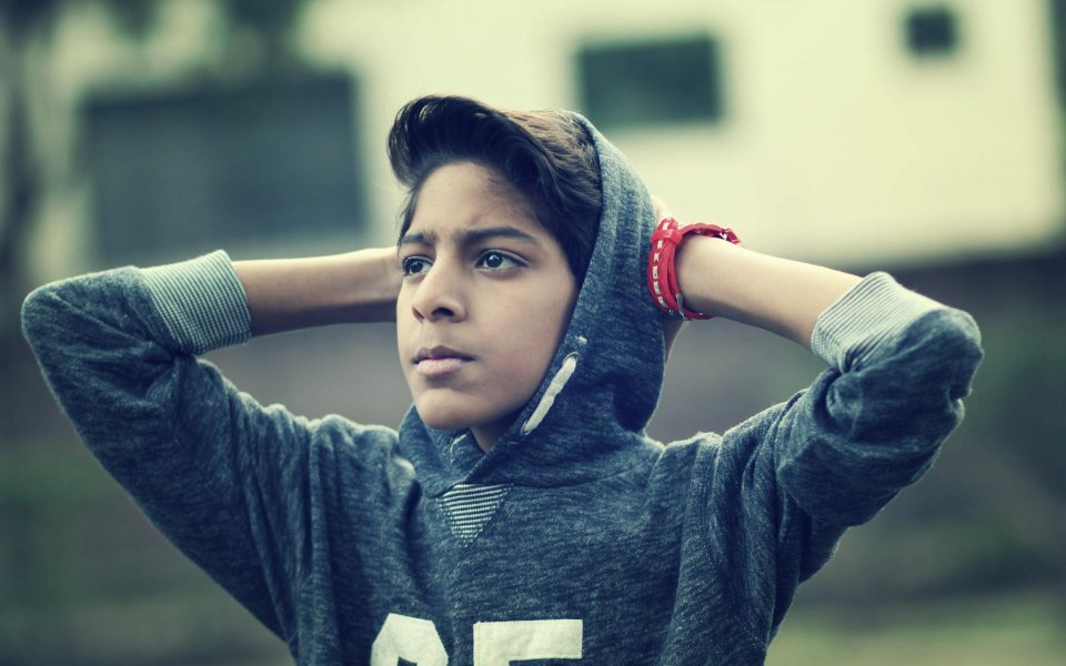 tiener-met-hoodie-die-in-de-verte-staart