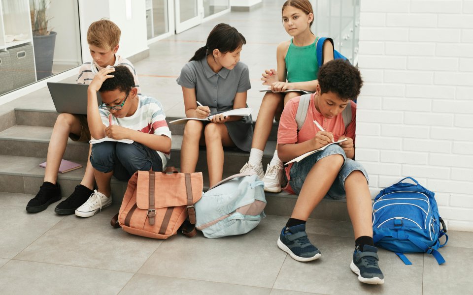 tieners-op-trapje-school--met-laptop-en-cursus.