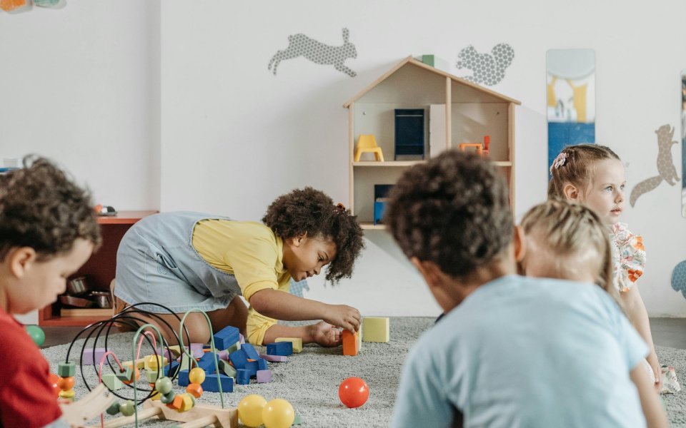 kinderen op een speelmat