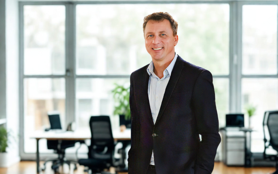 Nieuwsbericht Opgroeien tom de boeck poseert voor camera 