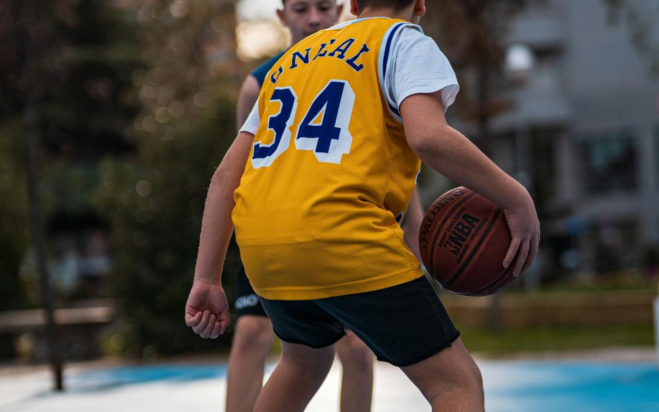 twee jongens spelen basketbal