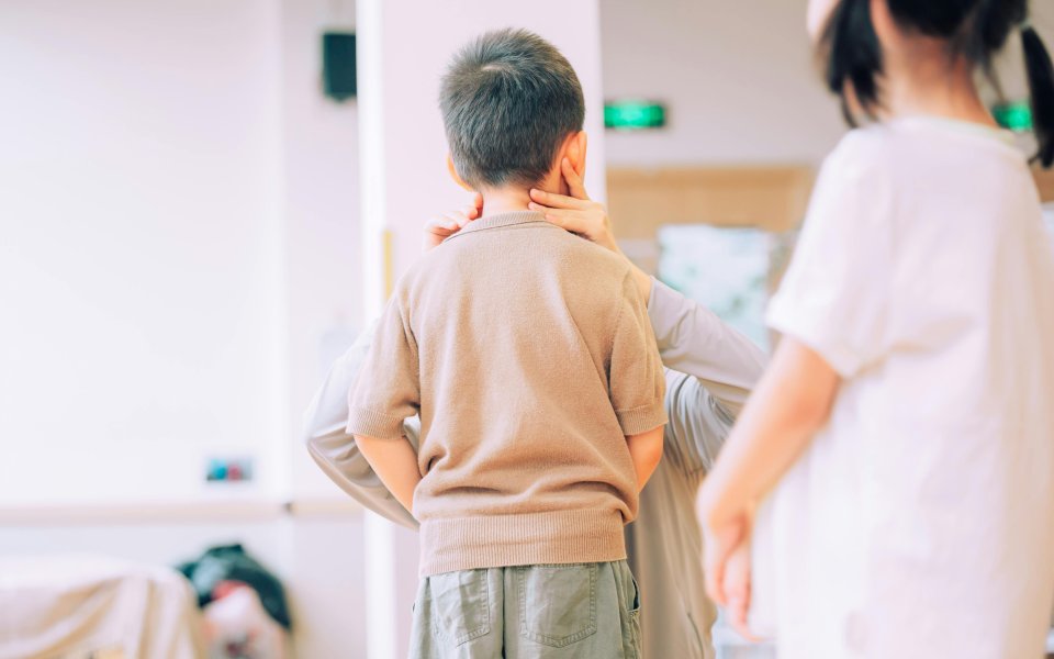twee kinderen in een ziekenhuis beeld van rug