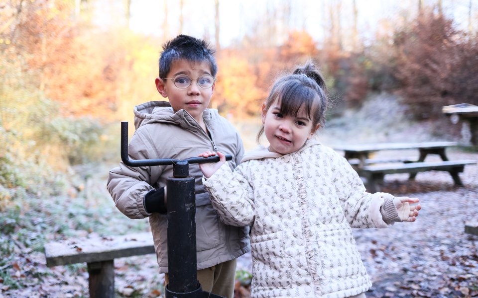 twee kindjes in het bos