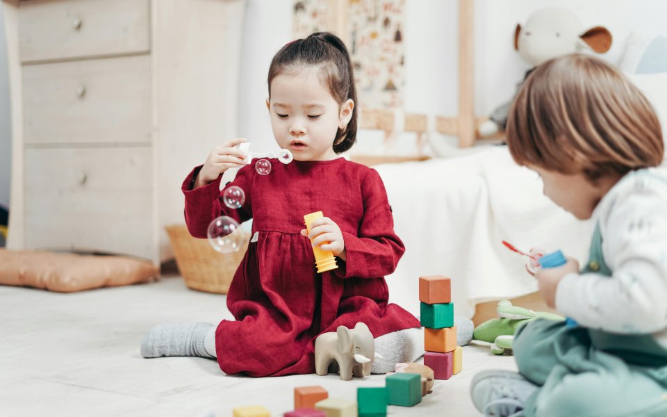 twee peuters spelen op de grond