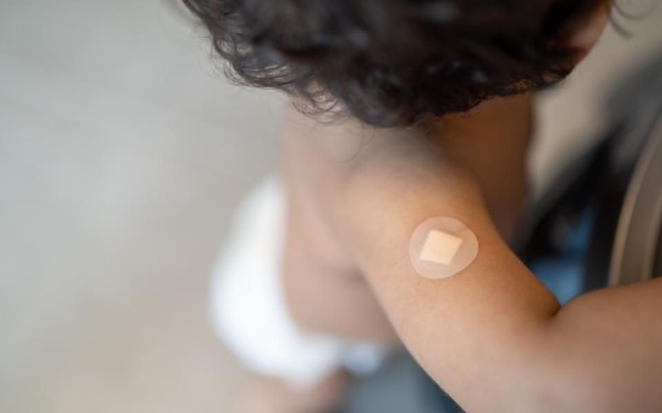 Nieuwsbericht Opgroeien kindje met plakker op arm na vaccin - cijferpagina vaccinaties