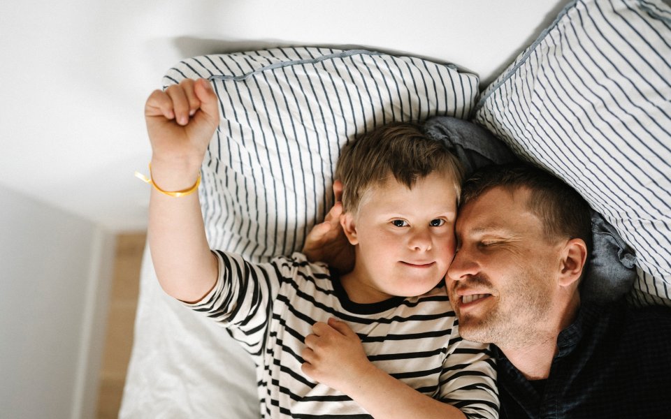 Vader knuffelt jongen met syndroom van Down