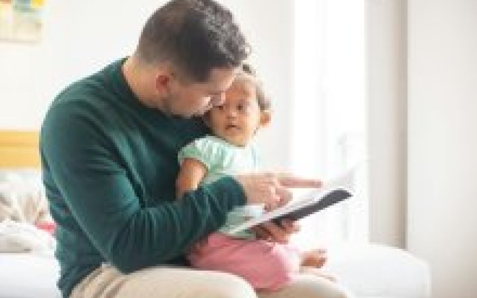 Vader leest voor peuter met ontwikkelingsstoornis