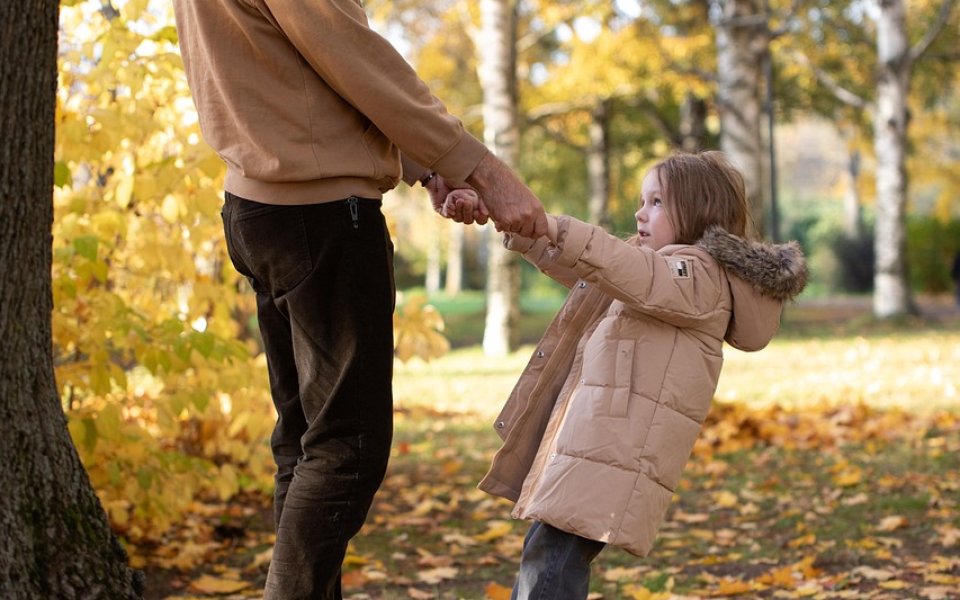 vader met kleuterdochter in bos