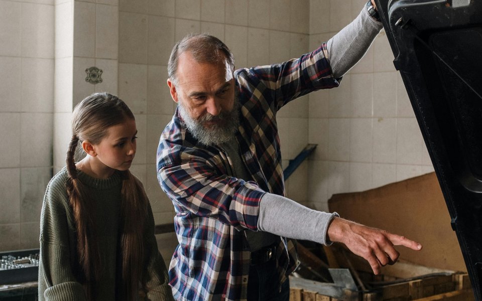 vader-toont-aan-dochter-iets-onder-de-motorkap