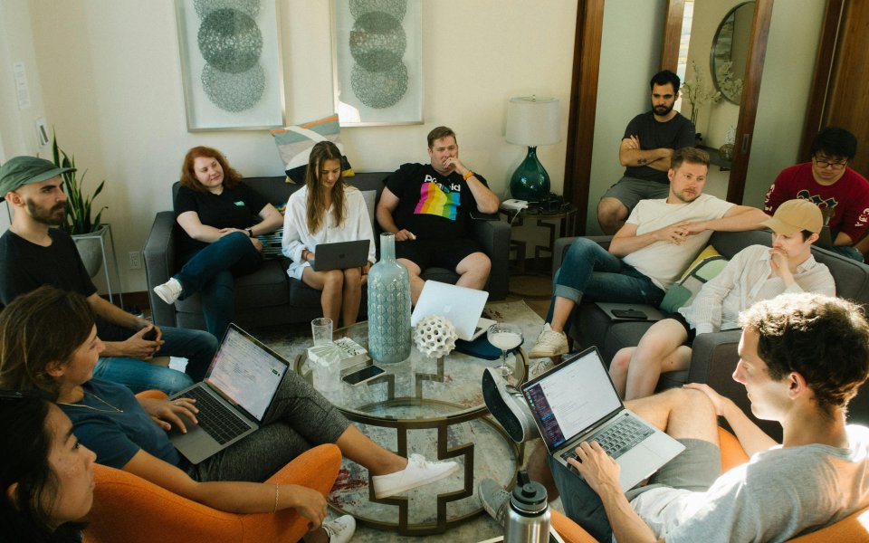 veel-mensen-in-een-kleine-ruimte--samenwerkend--met-laptops