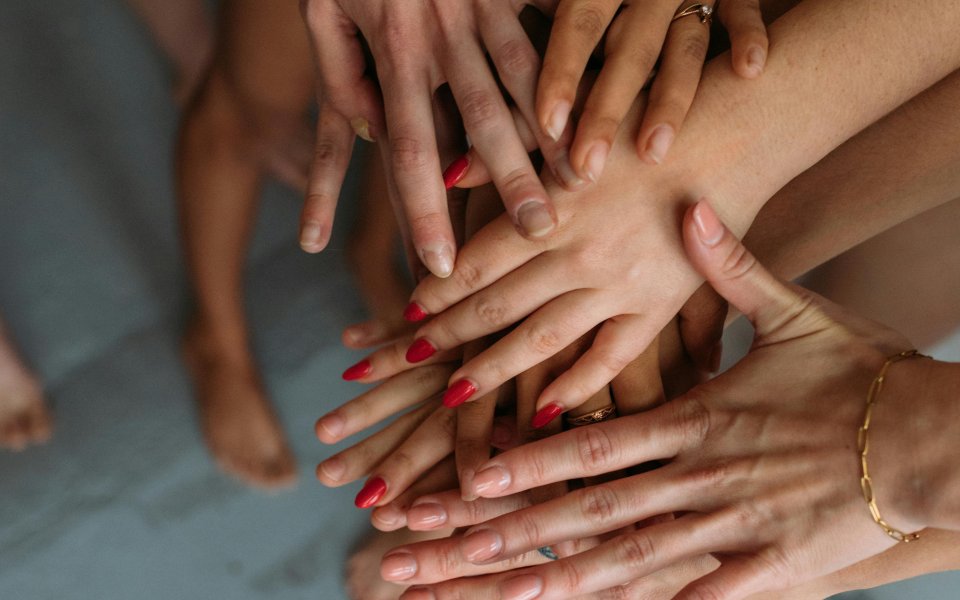 vele handen op een hoop