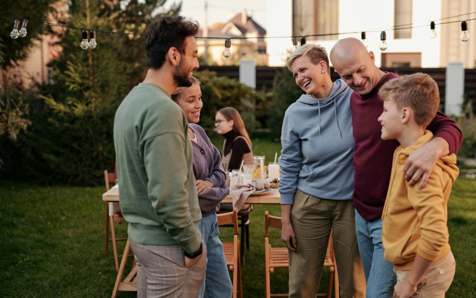 verschillende-gezinnen-samen-in-een-tuin