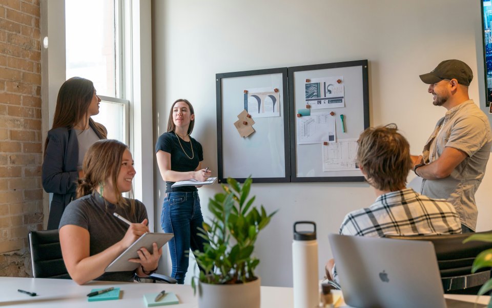 Groep collega's aan het brainstormen op bureau