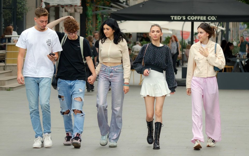 5 tieners op een rijtje in een straat