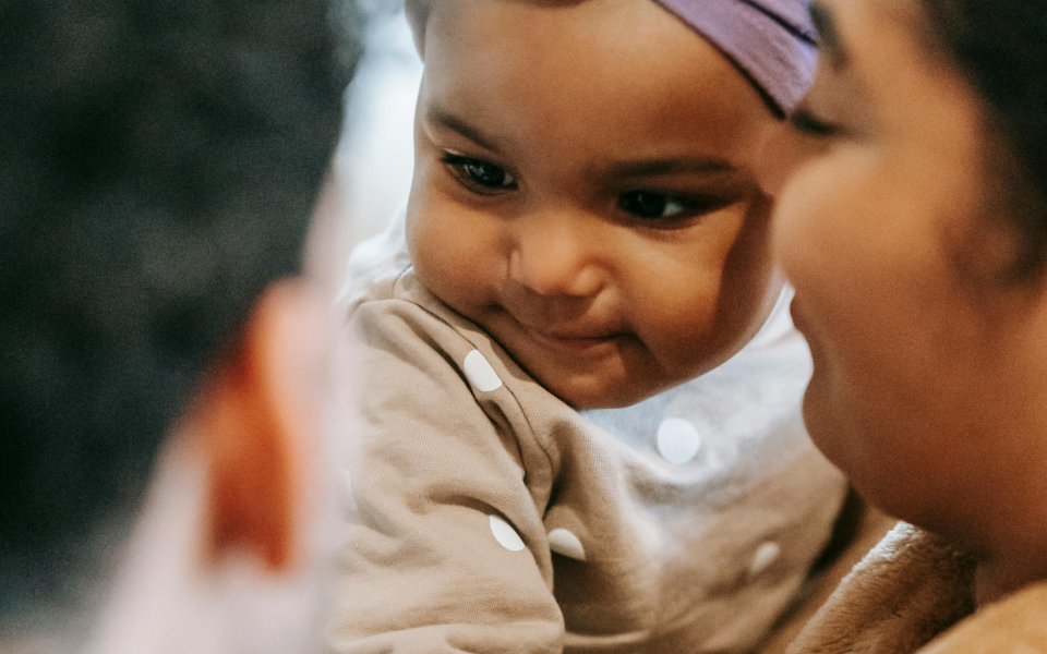 volwassenen-die-baby-dicht-bij-houden