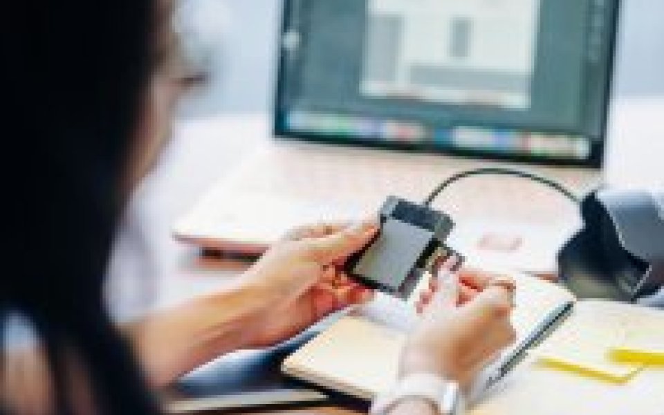 vrouw brengt chip in harddrive voor haar laptop
