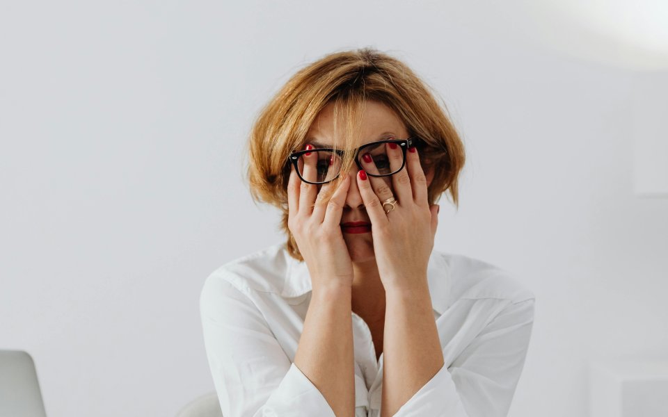 vrouw-die-zich-in-de-ogen-wrijft