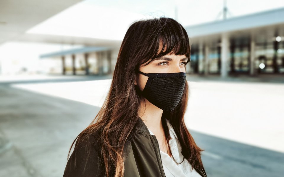 vrouw draagt zwart mondmasker