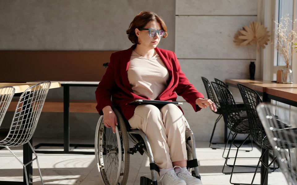 vrouw-in-rolstoel-in-leeg-restaurant